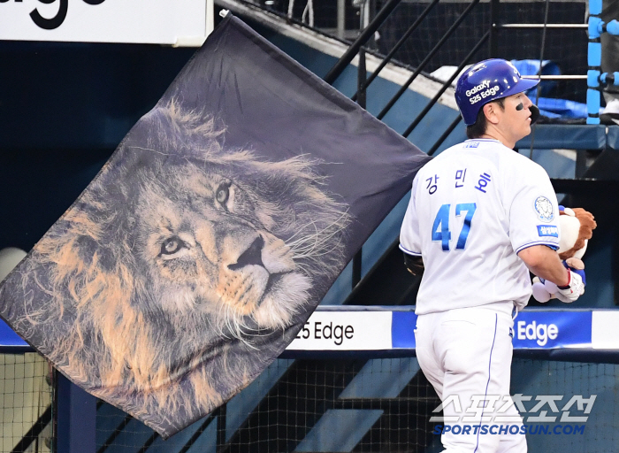 Kang Minho's solo shot, holding up the lion flag