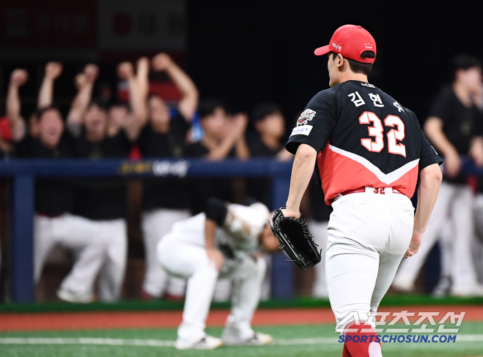  Kim Hyun-soo overcomes the crisis, cheering dugout