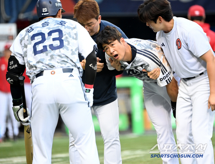  Kim Jae Hwan talks to Kang Seung Ho