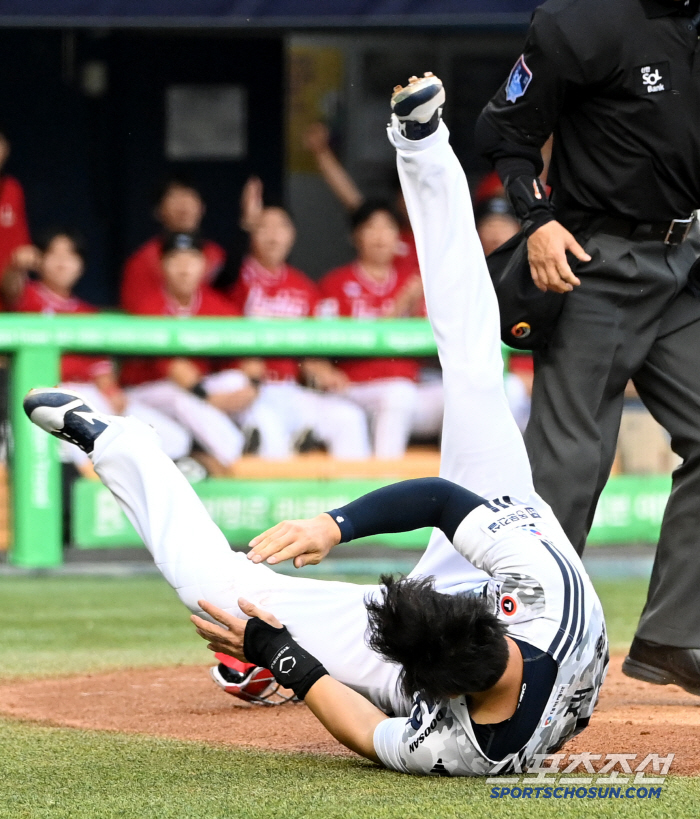  Kim Jaehwan tripping over the tag