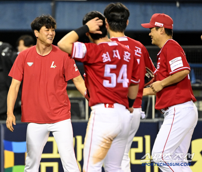  Kim Kwang-hyun congratulates Noh Kyung-eun for setting a new record for the oldest 100 holds