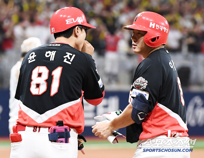  Lee Changjin hit a timely RBI