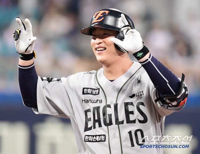  Lee Jinyoung's timely RBI to save his chance in the 8th inning