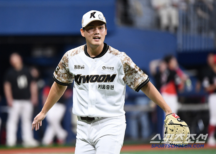  Lee Junwoo is in danger in the top of the 10th inning
