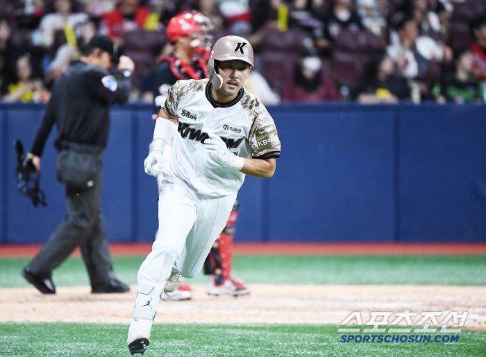  Lee Yong-gyu gets on base with a hit