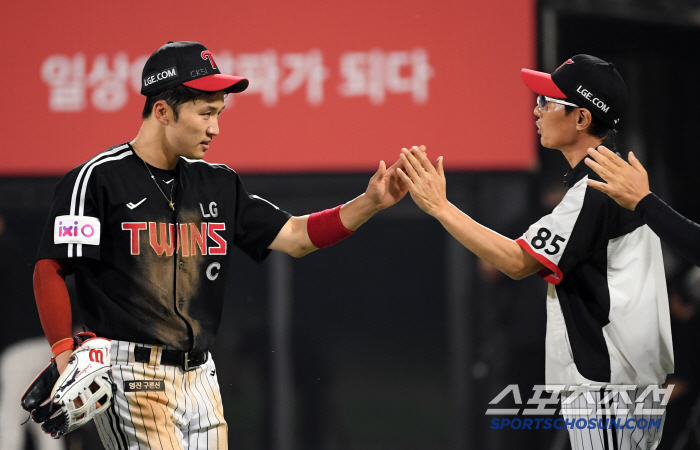  LG manager Park Hae-min and Yeom Kyung-yeop came from behind to win