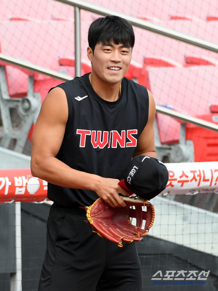 LG's Chun Sung-ho is smiling at the joke