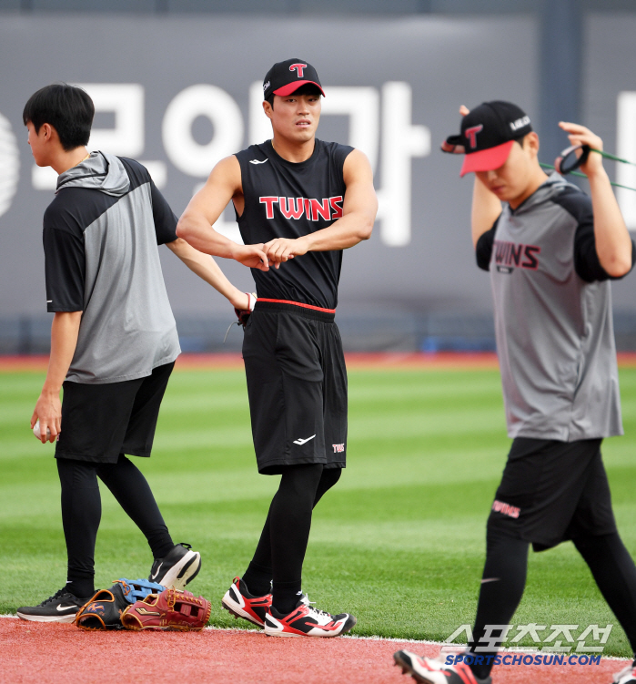  LG's Chun Sung-ho is stretching thoroughly