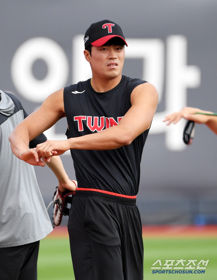  LG's Chun Sung-ho warms up first