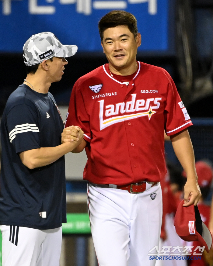  No-kyung is Ko Hyo-jun holding hands, congratulations on the oldest 100 holds!
