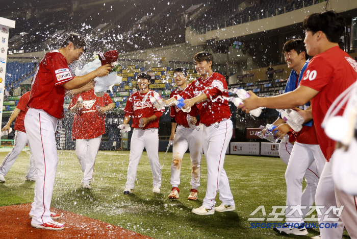  Noh Kyung-eun, the oldest 100 hold ever, celebrated by juniors
