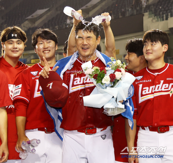  Noh Kyung-eun, the oldest 100 hold ever, congratulations from juniors are refreshing!