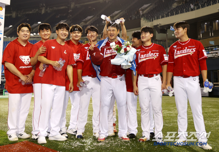  Noh Kyung-eun, the oldest player in the history of 100 holds, celebrated by her juniors