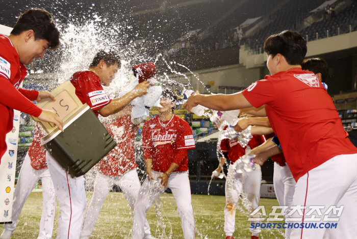  Noh Kyung-eun, the oldest with 100 holds, gets a cool water shower