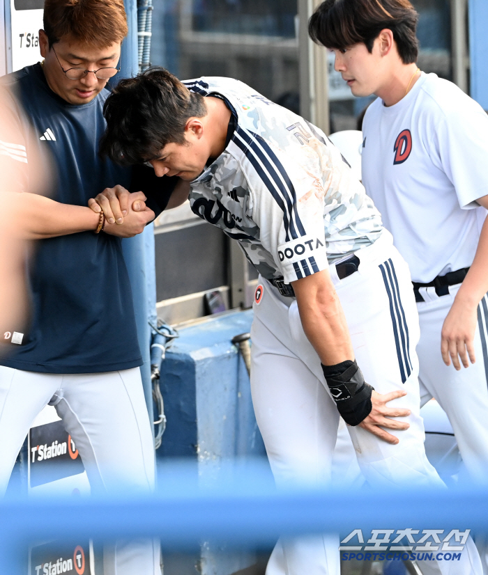  The pain of Kim Jae-hwan holding his left leg