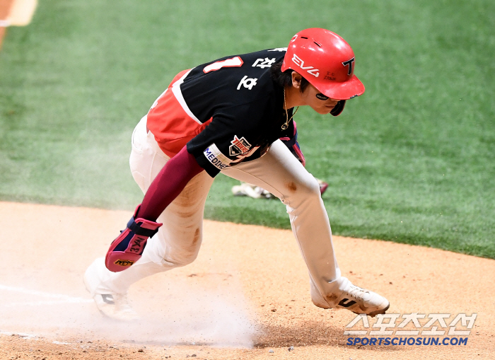  Park Chan-ho scores during wild pitching