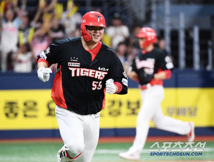  Pinch hitter Han Junsu makes a timely hit