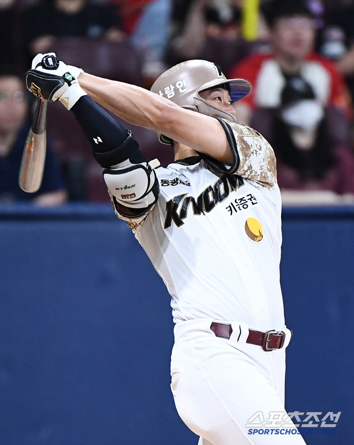  Song Seong-moon hits an RBI double