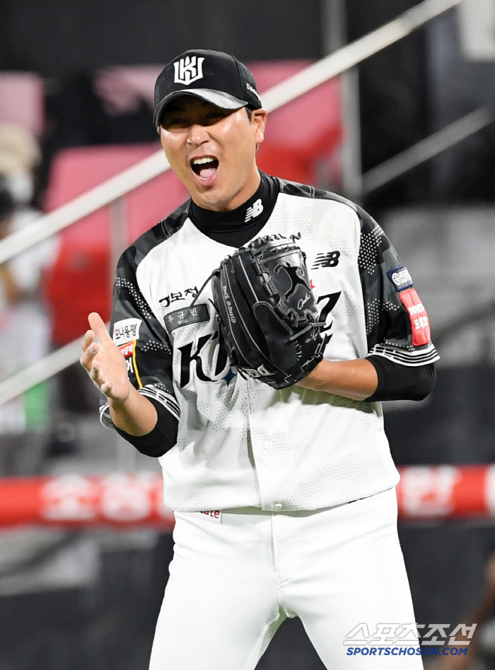  Woo Kyu-min, 3rd baseman, cheers for the defense
