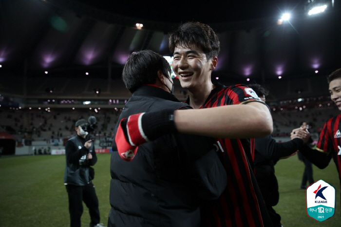 The reason why Seoul legend Ki Sung-yueng announced his transfer to Pohang is because I love FC Seoul, but I wanted to play more as a player