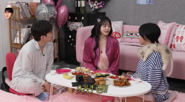 Seo Yu-ri, ♥ing with her boyfriend after divorce...'Lawmaker born in 1992, get pajamas as a gift.'