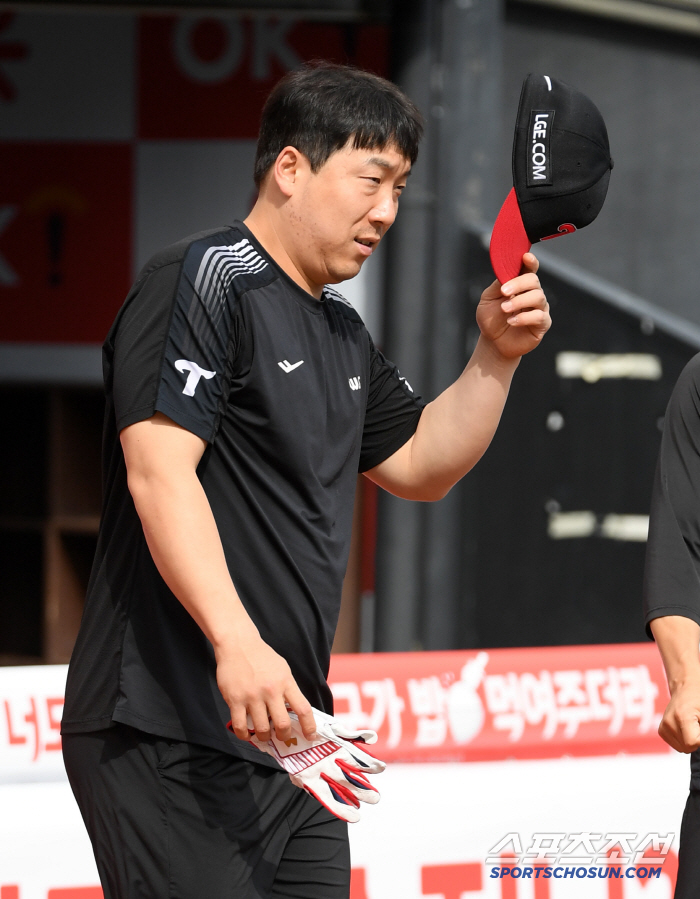 Seongho, all the older brothers are out, but welcome to LG Kim Hyun-soo who made fun of the rookie Chun Sung-ho