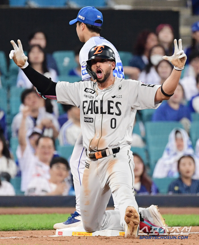 Throwing the ball even to the painful fence of 12 billion veterans. Hanwha, which lost to Garabito, came from behind to win against Samsung. Moon Dong Joo 6 wins Kim Seo Hyun 19S 