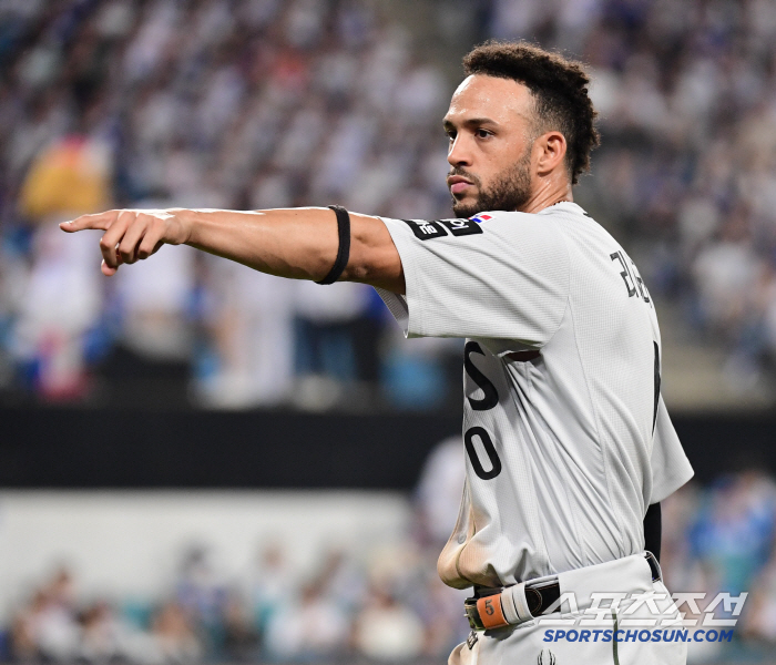 Throwing the ball even to the painful fence of 12 billion veterans. Hanwha, which lost to Garabito, came from behind to win against Samsung. Moon Dong Joo 6 wins Kim Seo Hyun 19S 