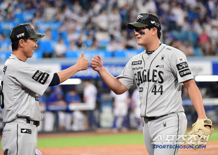 Throwing the ball even to the painful fence of 12 billion veterans. Hanwha, which lost to Garabito, came from behind to win against Samsung. Moon Dong Joo 6 wins Kim Seo Hyun 19S 