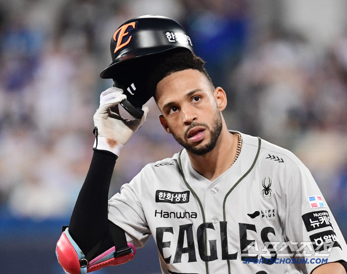 A white knight? A black knight? Hanwha Liberato, who became a completely different person in the second game, even made a critical error with no hits in four at-bats 