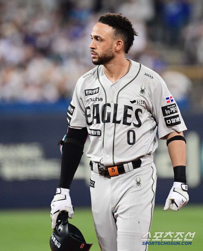 A white knight? A black knight? Hanwha Liberato, who became a completely different person in the second game, even made a critical error with no hits in four at-bats