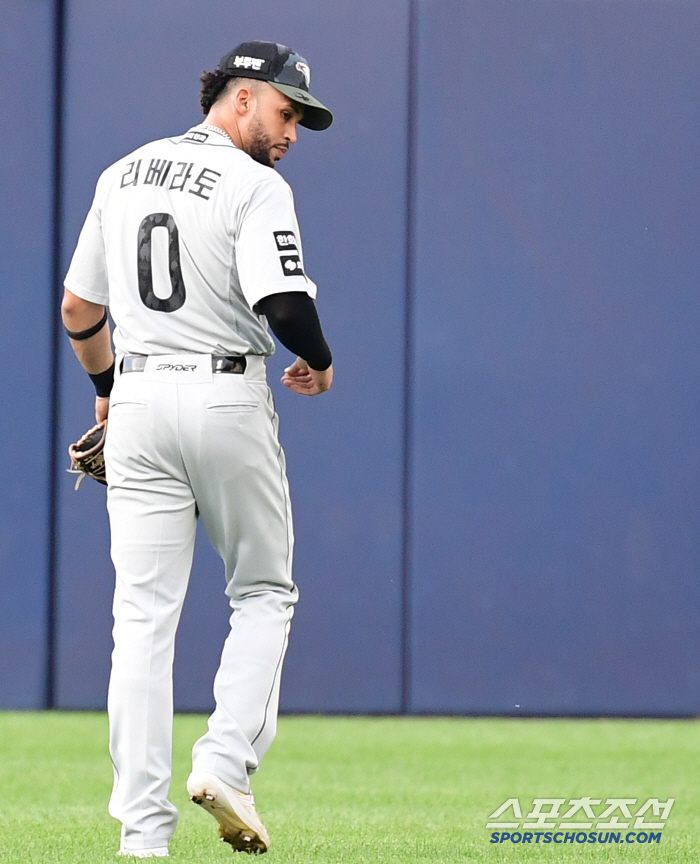 A white knight? A black knight? Hanwha Liberato, who became a completely different person in the second game, even made a critical error with no hits in four at-bats