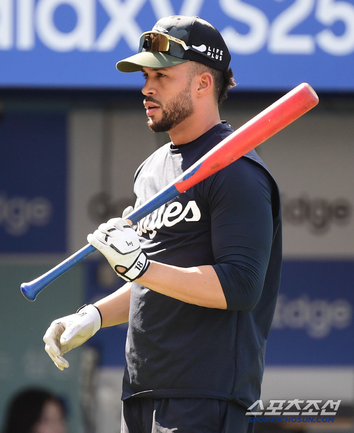 A white knight? A black knight? Hanwha Liberato, who became a completely different person in the second game, even made a critical error with no hits in four at-bats