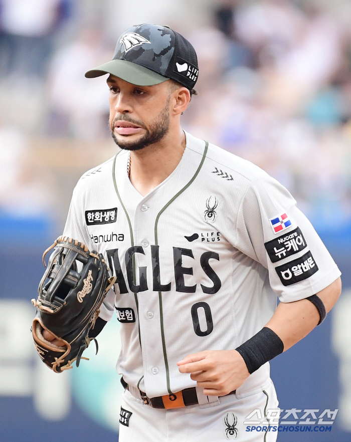 A white knight? A black knight? Hanwha Liberato, who became a completely different person in the second game, even made a critical error with no hits in four at-bats