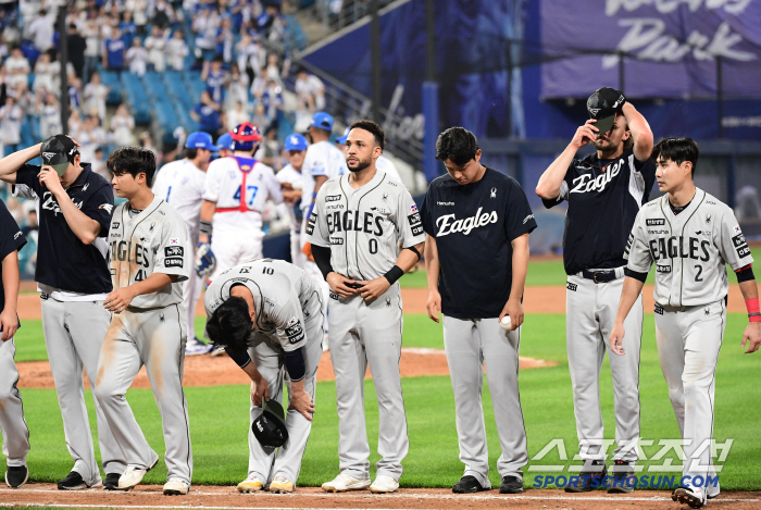 A white knight? A black knight? Hanwha Liberato, who became a completely different person in the second game, even made a critical error with no hits in four at-bats