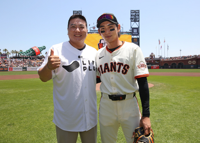Fifteen years have passed, but I haven't forgotten Kim Tae-kyun, right after pitching at Chiba Lotte's home game, the cheering squad called in Kim Tae-kyun's cheerleading who won in 2010 