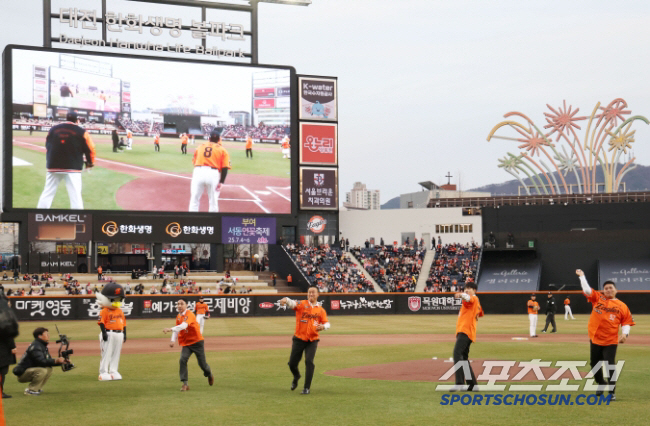 Fifteen years have passed, but I haven't forgotten Kim Tae-kyun, right after pitching at Chiba Lotte's home game, the cheering squad called in Kim Tae-kyun's cheerleading who won in 2010 