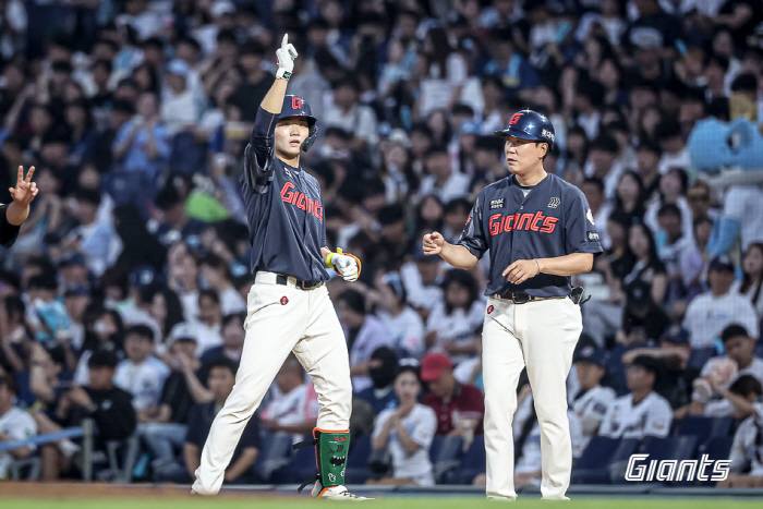He's the 84th high school graduate rookie... First team debut amid compliments from the master → Even the first hit was impressed...In June, when boy Han Seung Hyun's dream began. 