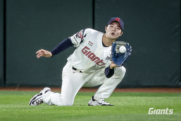 He's the 84th high school graduate rookie... First team debut amid compliments from the master → Even the first hit was impressed...In June, when boy Han Seung Hyun's dream began. 
