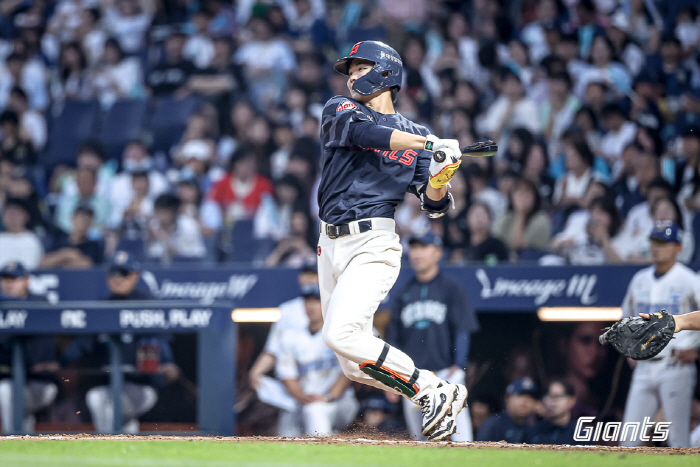 He's the 84th high school graduate rookie... First team debut amid compliments from the master → Even the first hit was impressed...In June, when boy Han Seung Hyun's dream began. 