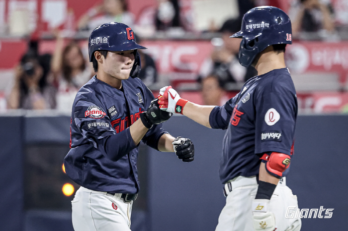 He's the 84th high school graduate rookie... First team debut amid compliments from the master → Even the first hit was impressed...In June, when boy Han Seung Hyun's dream began. 