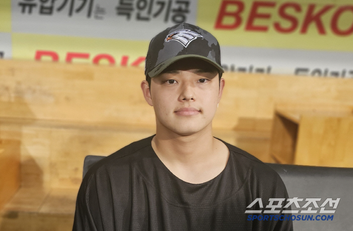 I think I can sleep comfortably today. A 22-year-old, 158-km prospect is so burdensome. He's the winning pitcher for the first time in 37 days, but he couldn't even smile properly