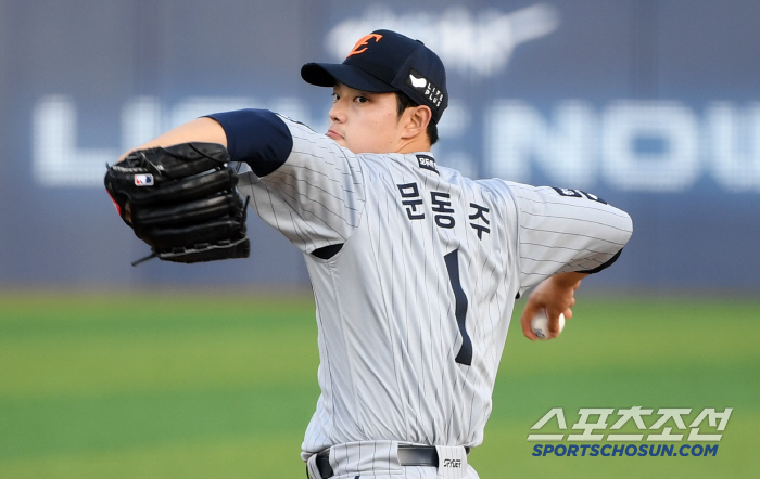 I think I can sleep comfortably today. A 22-year-old, 158-km prospect is so burdensome. He's the winning pitcher for the first time in 37 days, but he couldn't even smile properly