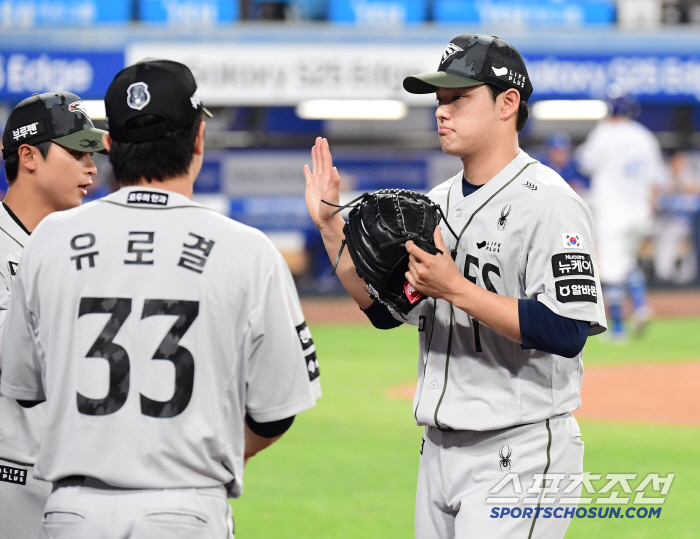 I think I can sleep comfortably today. A 22-year-old, 158-km prospect is so burdensome. He's the winning pitcher for the first time in 37 days, but he couldn't even smile properly