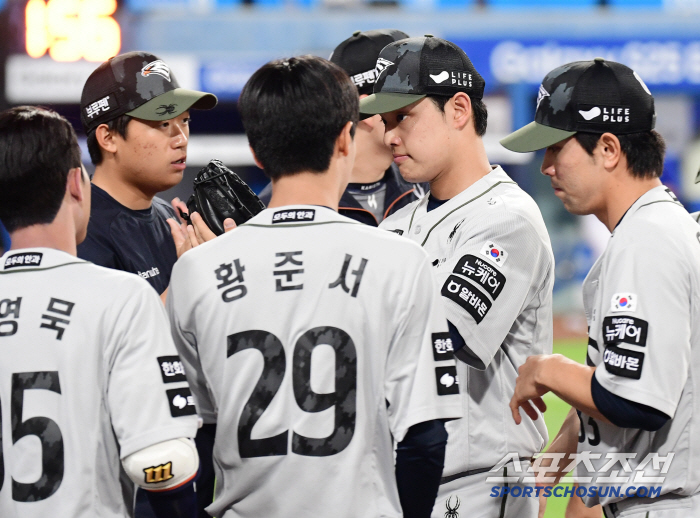 I think I can sleep comfortably today. A 22-year-old, 158-km prospect is so burdensome. He's the winning pitcher for the first time in 37 days, but he couldn't even smile properly
