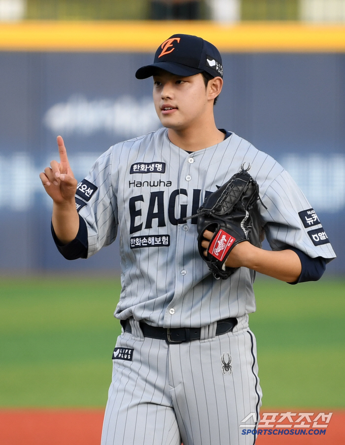 I think I can sleep comfortably today. A 22-year-old, 158-km prospect is so burdensome. He's the winning pitcher for the first time in 37 days, but he couldn't even smile properly