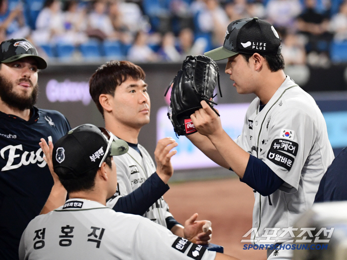 I think I can sleep comfortably today. A 22-year-old, 158-km prospect is so burdensome. He's the winning pitcher for the first time in 37 days, but he couldn't even smile properly
