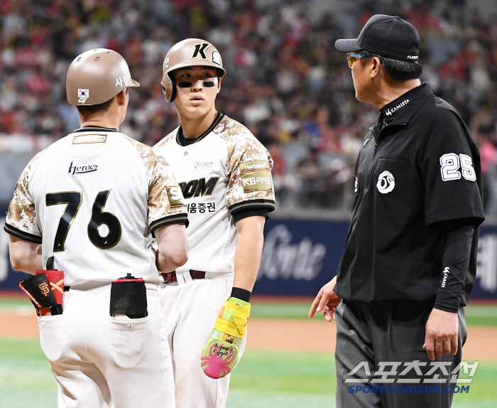 I thought you were out Why did Coach Hong Won-ki, an embarrassing glove checker, protest against the exit?