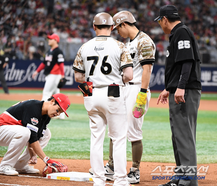 I thought you were out Why did Coach Hong Won-ki, an embarrassing glove checker, protest against the exit?