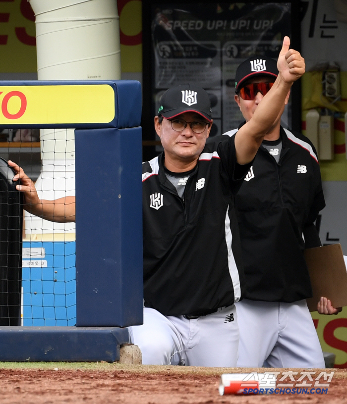 In order to appear on baseball entertainment shows, KT caught Fimar leaving a competing team, but coach Lee Jong-beom left